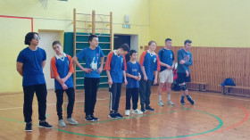 Поздравляем команду юношей МОУ &quot; Куреговской СОШ&quot; занявших второе место в районных соревнованиях по волейболу. Молодцы!!!.